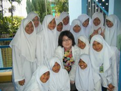 Photo of Yuka Igarashi with students at Sekolah Tun Fatimah