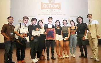フィリピン大学のシアターCine Adarnaで行われた上映会に臨んだチームREDのメンバーの写真