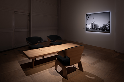 「丹下健三と隈研吾　東京大会の建築家たち」展示風景。テーブルとソファ、建築写真