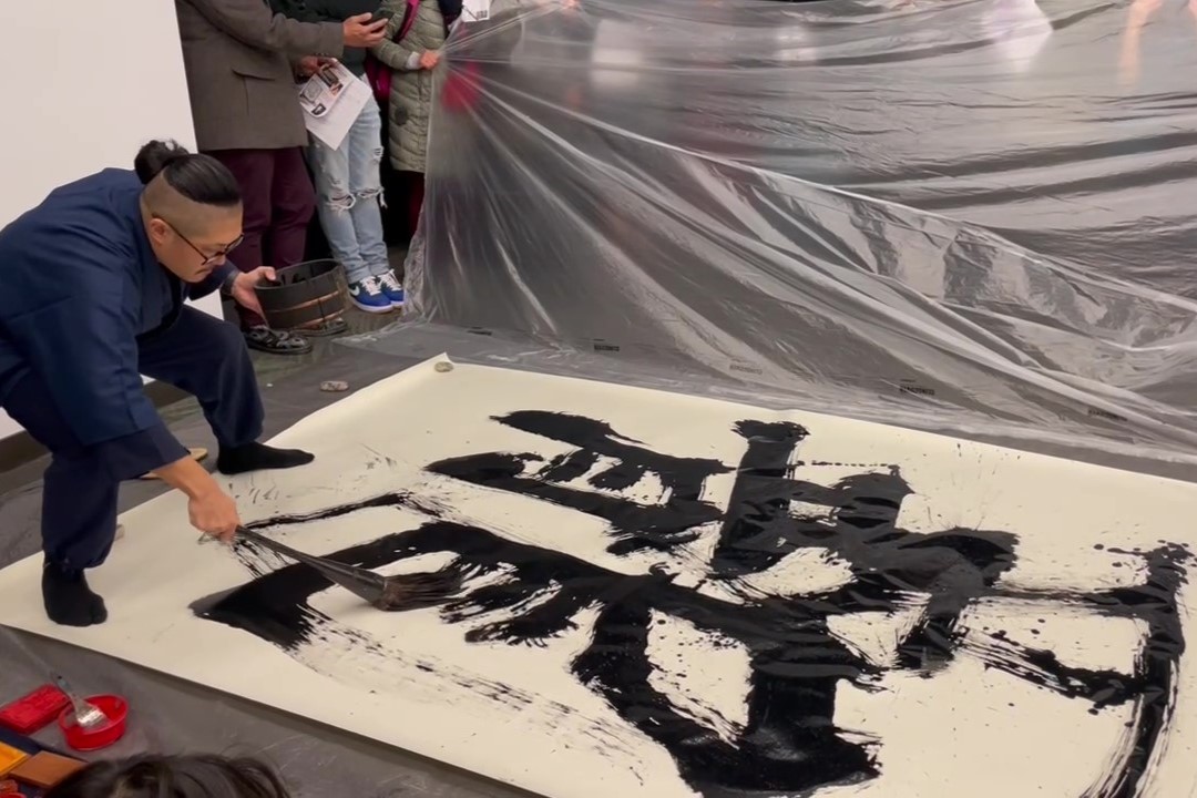 展示オープニング時には書道アーティストの芳田訓晴氏による「龍」の大書ライブパフォーマンス