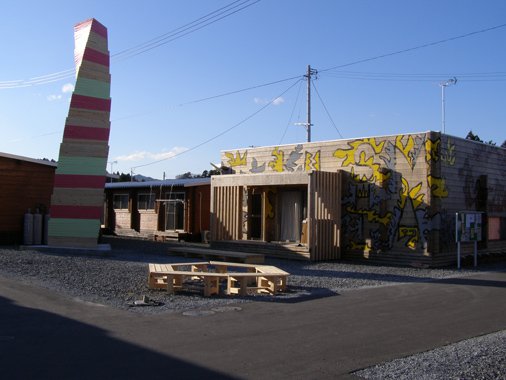 南相馬市の塔と壁画のある仮設集会所の写真