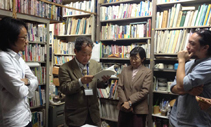 リサーチのため、山口大学の安渓遊地氏、貴子氏を訪問するオペラシ・キャッサバ（両脇）（2014年4月）の写真
