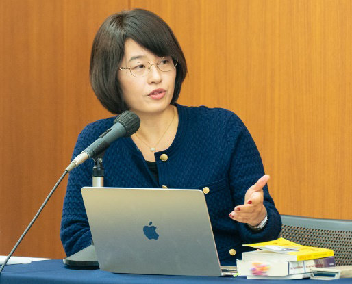photo of Kimiyo Ogawa during the talk session