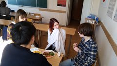 「日本語クラブ」でのグループ会話風景の画像