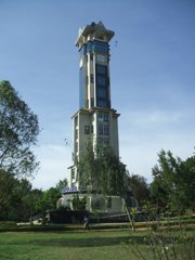ケニヤッタ大学の時計台ビルの写真