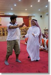 ダンスのしかたを教える学生の写真