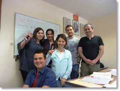 TJV日本語講座の教師と受講生たちの写真