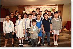 小中高生日本語スピーチコンテスト小学生の部の出場者と審査員の写真