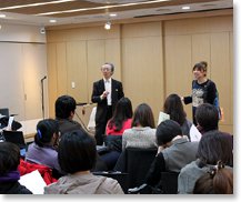 元NHKアナウンサーの山田誠浩さん、青木裕子さんを講師に迎えた文化日本語講座「ことばの力―朗読の世界」の写真