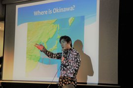 沖縄の音楽を中心に解説する有名な音楽家の宮沢和史さんの写真