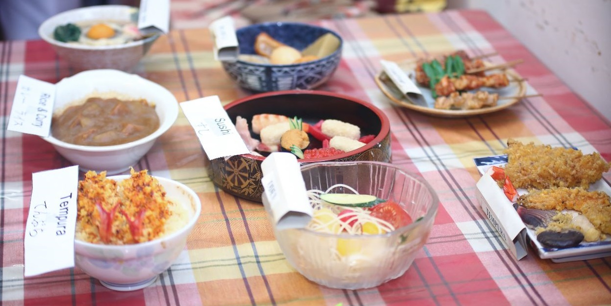 学校イベント「日本語の日」で展示された日本料理の写真