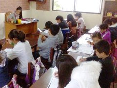 ボリビアのサンタクルス日本語普及学校で日本語を勉強する子どもたちの画像