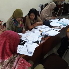 Picture of Yogyakarta teachers working together to create teaching materials