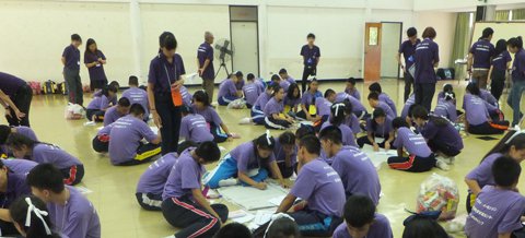生徒のキャンプでファシリテーターをする先生方と生徒の画像