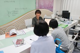 病院内で日本語を勉強する写真