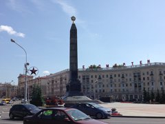 ミンスクの中央にある勝利記念広場とそこに建つオベリスクの画像
