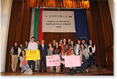 第19回日本語弁論大会（小泉大使、先生方、学生と）の写真