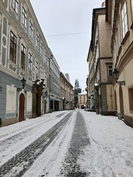 コロナ禍で人通りが絶えてしまったチェコの街並みの写真