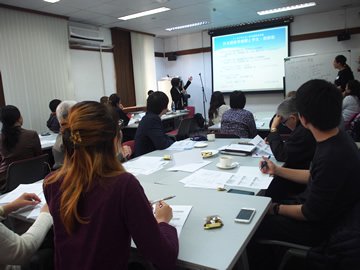 Picture of a presentation is being given on the foundation of the Association of Japanese-Language Teachers in Tajikistan at the 21st Central Asia Japanese-Language Education Seminar