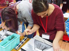 日本人学校で水墨画を体験する学生の画像