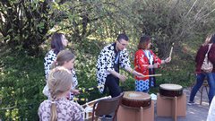 Picture of introducing children to Taiko drumming
