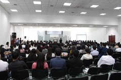 多くの観客を集めたウズベキスタン日本語弁論大会の様子の画像