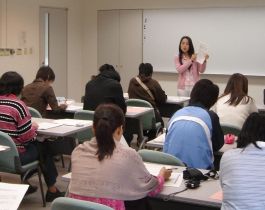 関西国際センターで熱心に研修に取り組む教師たちの写真2