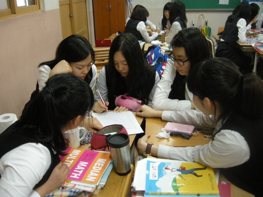 2013年、中央女子高校でのグループワークの様子の写真