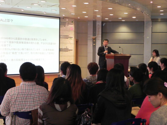 日本の企業のビジネスマンを招いた、ビジネス日本語講演会の写真