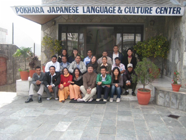 ポカラ日本語・文化センターで日本語教師セミナー後集団記念の写真