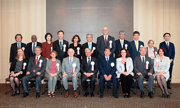 安倍フェローシップ25周年記念事業シンポジウム登壇者と関係者の写真
