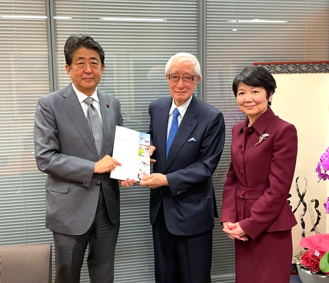 photo of Left to right, Former Prime Minister ABE Shinzo, Japan CULCON Chair, KATO Ryozo and ERC Co-Chair, EGAWA Masako
