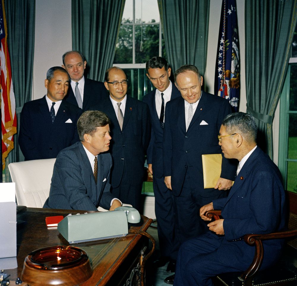 ジョン・F・ケネディ大統領と池田勇人総理の写真