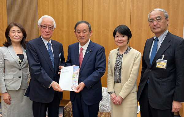 photo of Left to right, Japan CULCON Secretary-General, ITO Misako, Japan CULCON Chair, KATO Ryozo, Prime Minister SUGA Yoshihide, ERC Co-Chair, EGAWA Masako and Japan CULCON Vice chair, KUBO Fumiaki. 