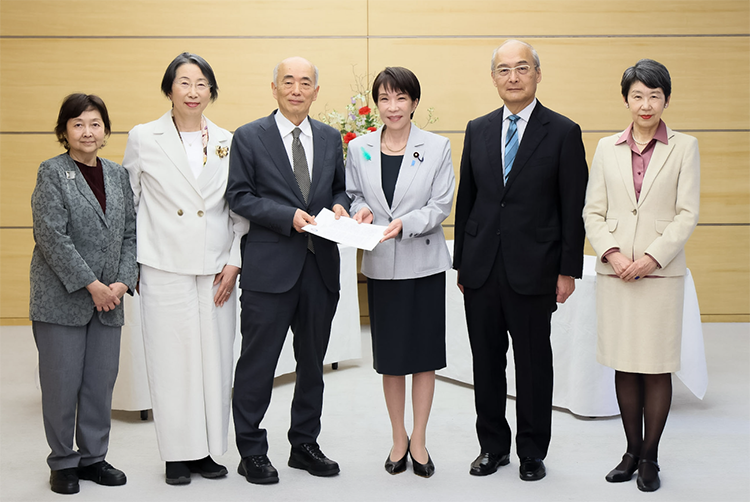 首相官邸にて、佐々江賢一郎カルコン日本側委員長による表敬。