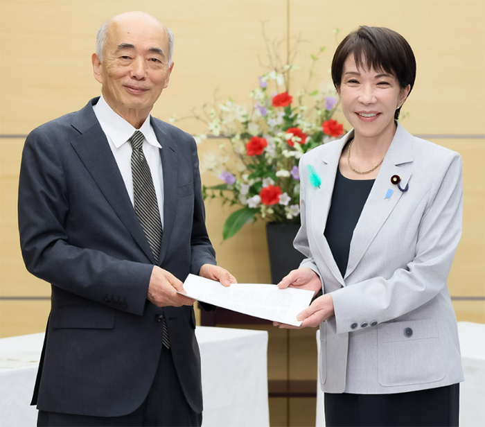 首相官邸にて、高市早苗総理と佐々江賢一郎カルコン日本側委員長。