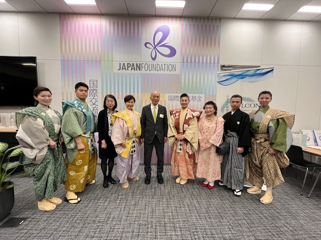 佐々江委員長ご夫妻の2名と、狂言師7名の集合写真。