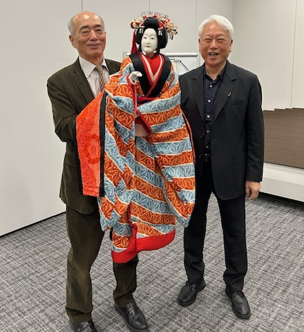 文楽人形を持っている佐々江委員長と吉田勘彌氏の記念写真