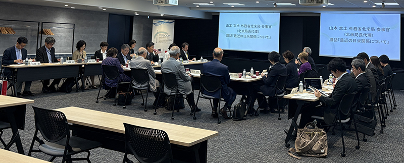 定例会議の出席者が講話を聴いている