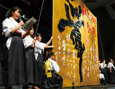 Photo of Yahata Chuo High School Japanese Calligraphy Club that participated in the National Cherry Blossom Festival in the United States