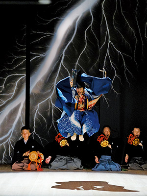 Photo of SAMBASO, divine dance performed by Mansaku, Mansai and Yuki Nomura, designed by Hiroshi Sugimoto