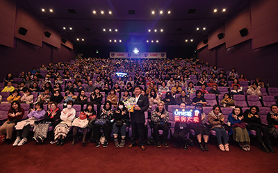 Fly Me to the Saitama director Hideki Takeuchi with the audience demonstrating the "Saitama pose."