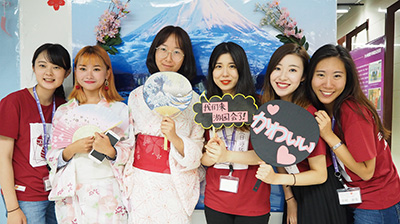 Photo of students from Waseda University and Yunnan Normal University planning and operating the Photogenic Summer Festival, an exchange event based on the concept of a photogenic summer festival, at the Center for "Face-to-Face Exchanges" in Kunming.