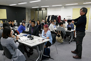 Photo of participants discussing research collaboration transcending regions and fields together with Shigeto Sonoda, Professor at The University of Tokyo