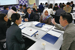 Photo of participants discussing research collaboration transcending regions and fields together with Shigeto Sonoda, Professor at The University of Tokyo