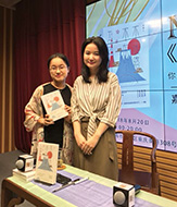 Photo of Xu Jin (right) posing for photos with a reader