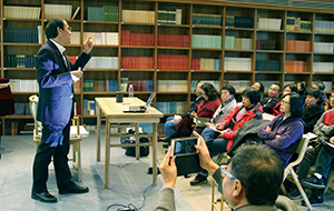 Photo of Ma Guochuan giving a lecture commemorating his publication at a bookstore in Tianjin City