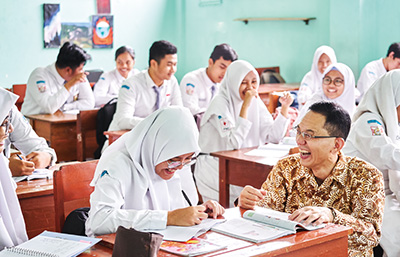 Photo of "NIHONGO Partners" supporting students during class in Indonesia
