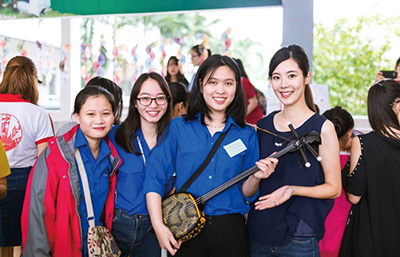 Photo of students holding a sanshin performed by "NIHONGO Partners" for introducing culture in Viet Nam