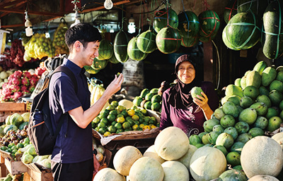 Photo of "NIHONGO Partners" shopping in the market in Indonesia